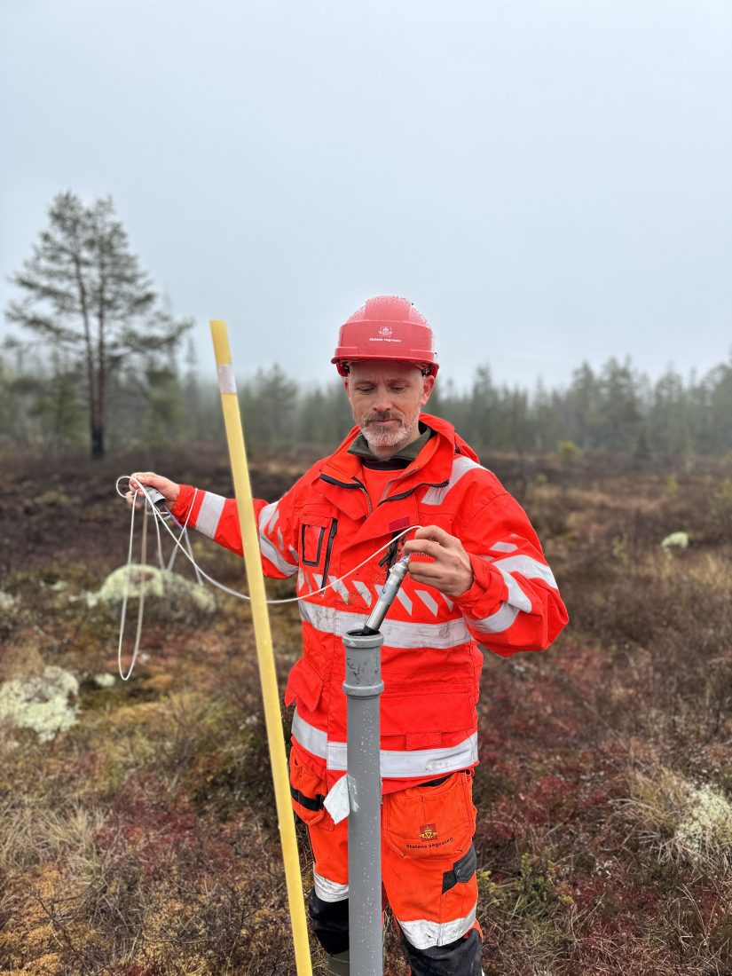 Det er viktig å gjennomføre målinger og dokumentere resultater av arbeidet, før og etter. Even Stensrud og myrprosjektet har fått forskningsmidler fra Veivesenet sentralt for å gjennomføre myrarbeidet på Lygna. Det foreligger lite forskningsarbeid om myrrestaurering. (Foto: Per Kollstad/Statens vegvesen)
