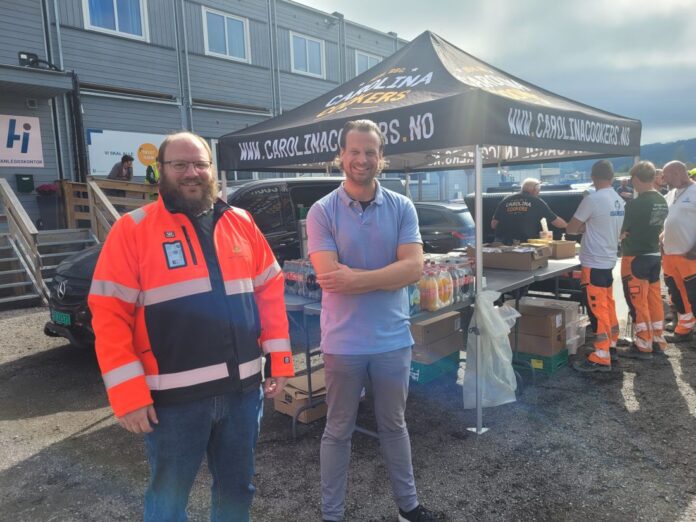 Byggeleder Tor Iver Steig i Statens vegvesen og prosjektleder Wolfgang Mysliwietz i Hæhre Entreprenør spanderte hamburgere på anleggsarbeiderne på rv. 4-prosjektet Roa-Gran. To år etter anleggsstart har det ikke vært en eneste personskade på anlegget. (Foto: Statens vegvesen)
