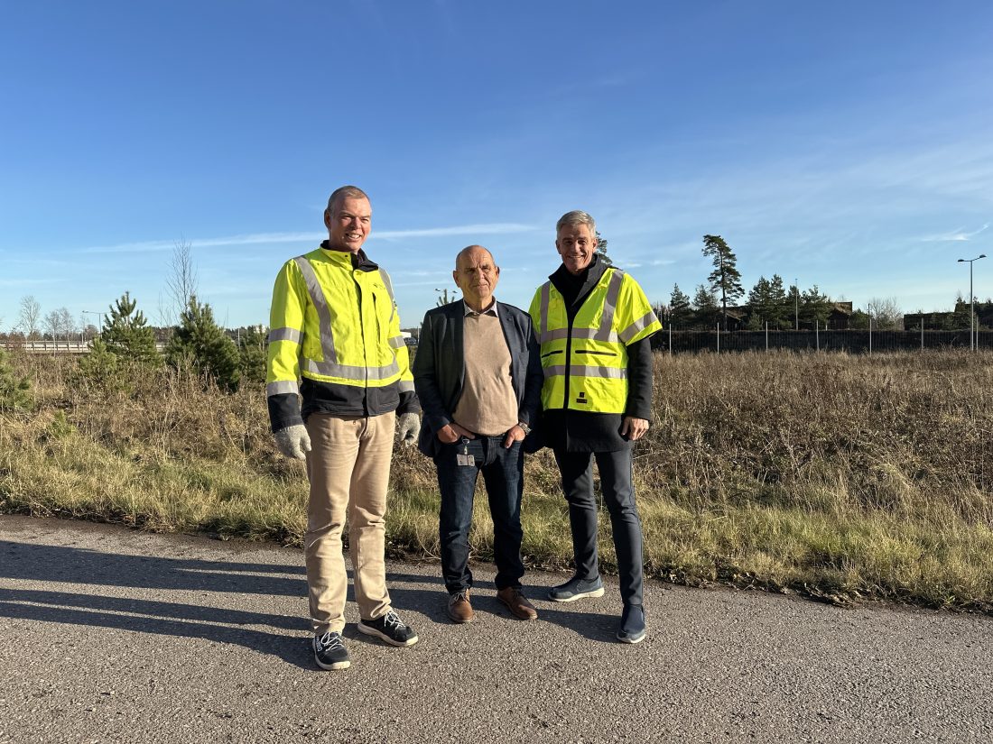 Statens vegvesen og Hafslund står bak planene, mens Sandefjord kommune er tilrettelegger. Fra venstre ordfører Bjørn Ole Gleditch, avdelingsdirektør Tore Jan Hansen i Statens vegvesen og prosjektutvikler Knut Bråten i Hafslund. (Foto: Kari Liheim Sund/Statens vegvesen)