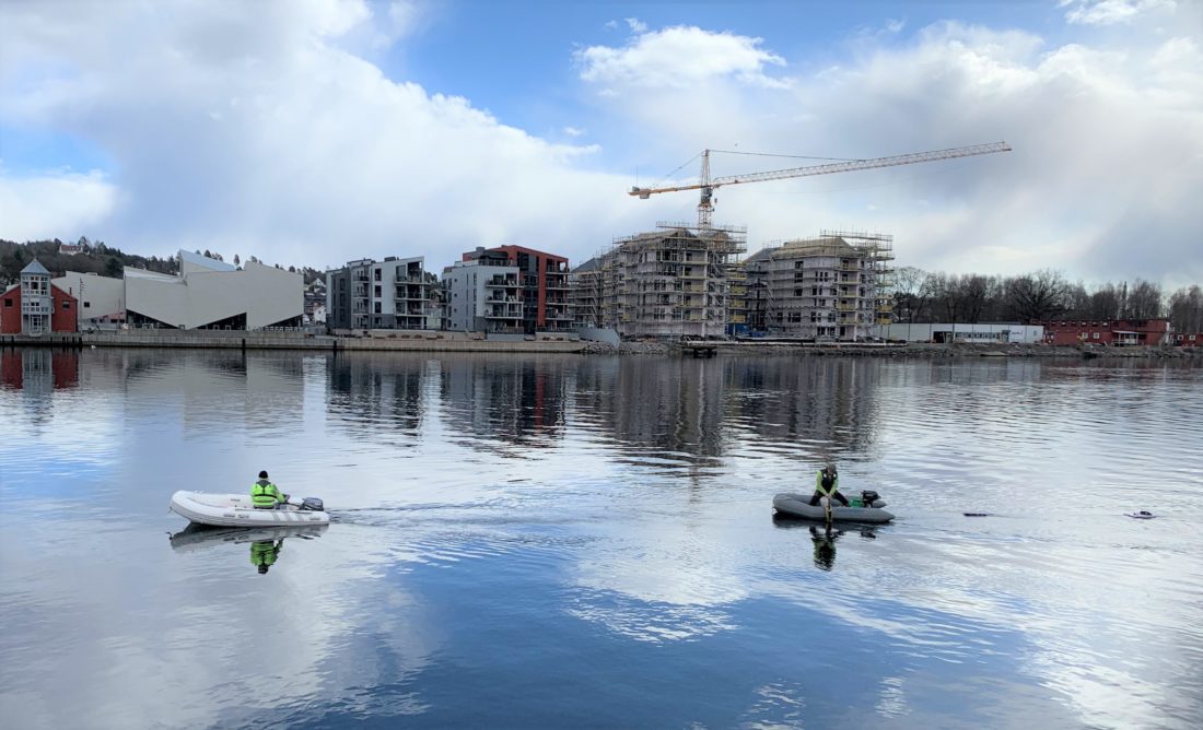 Her monterer Al-Samarray den seismiske mottakeren. (Foto: Øyvind Ellingsen/Statens vegvesen)