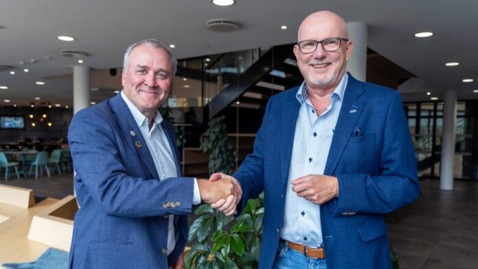Fra venstre: Anders Geirsta (konserndirektør Skanska Anlegg) og Gudmund Roen (daglig leder Hæhre Entreprenør) etter kontraktsignering på Skanska Norges hovedkvarter i Oslo. (Foto: Skanska)