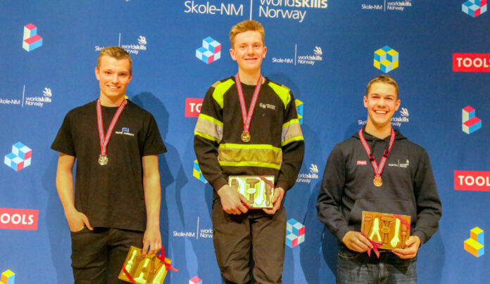 Skole-NM i anleggsmaskinkjøring 2022 ble vunnet av Jon Brattli Berge fra Os videregående skole (i midten). På andre plass kom Gaute Aas Bjørset fra Gauldal videregående skole (t.v.), mens Mathias Thjønnøy Johnsen fra Fauske videregående skole kom på tredje plass. Nå er Skole-NM 2024 avlyst. (Foto: Runar F. Daler)