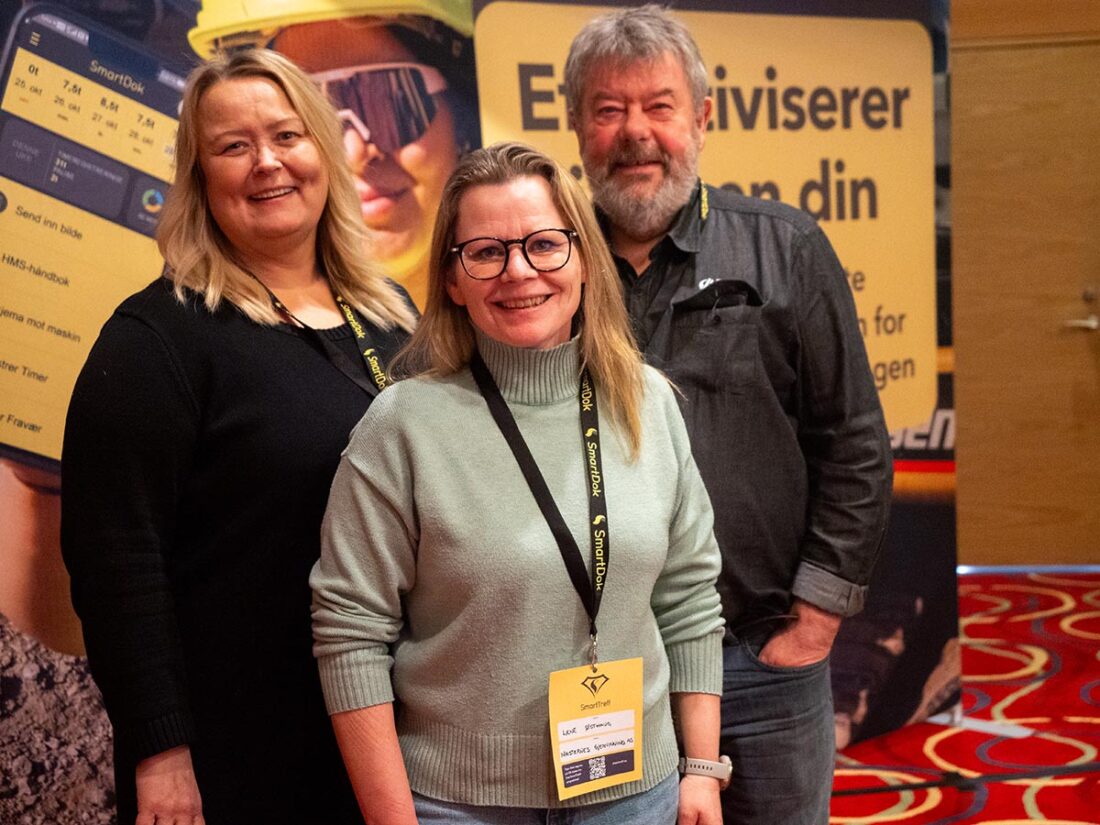 Lene Østhaug, rådgiver/hovedverneombud, Tone Maurstad, HR-/kontorleder, og Jon Arne Hatlø, prosjektleder/HMSK i selskapet, fotografert sammen under SmartTreff i Alta tidligere i år.
