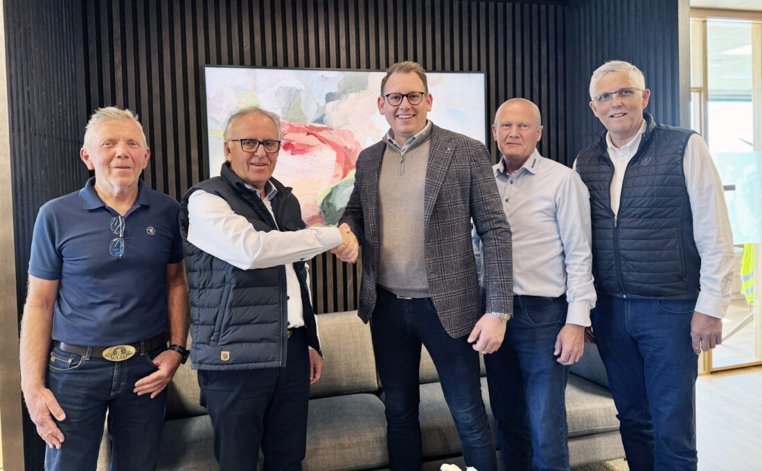 AVTALE: Det var god stemning etter at den nye samarbeidsavtalen for Stangeland Gruppen, SR Group og Crane Norway Group var signert. Fra venstre innkjøpsansvarlig Kjell Arild Egeland i Stangeland, konsernsjef Olav Stangeland, Steinar Westli (salgsdirektør), Ole Bent Røiseland (regiondirektør) og Arild Netland (salgsleder) og alle tre fra Norsk Scania. (Foto: Ole Johannes Jenssen/Norsk Scania)