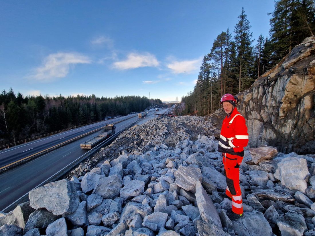 Prosjektleder Anders Sveen på den innsprengte fjellhylla langs E6. Han har ledet arbeidet sammen med byggeleder Asgeir Skymoen. (Foto: Statens vegvesen)