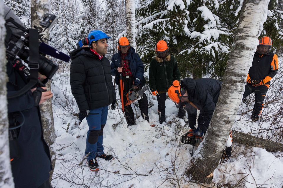 Elever fra villmarkslinja ved Natur videregående skole i Oslo delte sin kunnskap om trefelling med stortingspresidenten i forkant av trefellingen. (Foto: Peter Mydske, Stortinget)