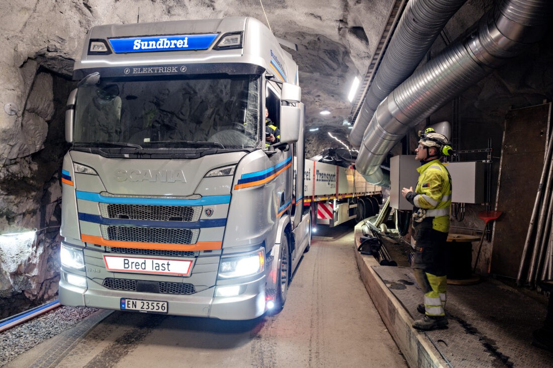 Det er trangt inne tunnelen til kraftverket. Da er det en fordel med full styring av alle akslingene på hengeren. (Foto: Norsk Scania)