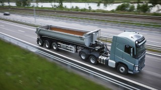 Tandem akselløft gir bedre komfort når lastebilen kjører uten last. Ettersom bare ett hjulparene på drivakselens har kontakt med veibanen, blir støynivået i førerhuset lavere og det blir mindre vibrasjoner i rattet. (Foto: Pontus Johansson/ Volvo Trucks Corporation).