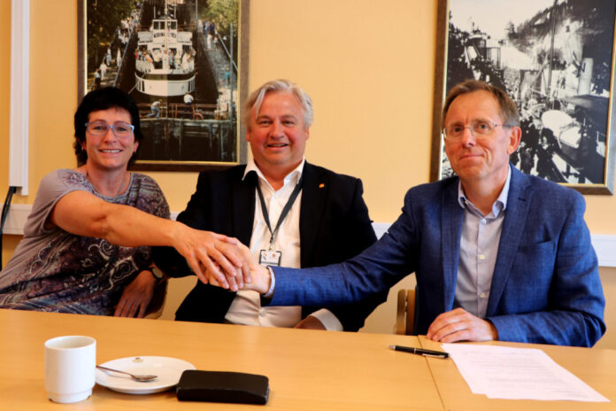 Regionvegsjef Kjell Inge Davik inngikk kontrakten verdt 800 millioner kroner med administrerende direktør Kurt Opseth i Mesta AS. Samferdselssjef Hildegunn Sørbø i Telemark fylke er godt fornøyd med kontrakten. (Foto: Tor Arvid A. Gundersen).