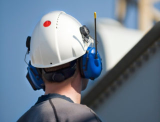 En del hjelmer er utstyrt med en UV-indikator på hjelmen, som skifter farge fra rød til hvit når hjelmen er overeksponert for UV-stråling. (Foto: Tools).