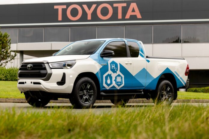 Toyota avduket nylig en Hydrogen-elektrisk utgave av arbeidshesten Hilux. (Foto: Toyota)|Hydrogen lagres i tre høytrykkstanker