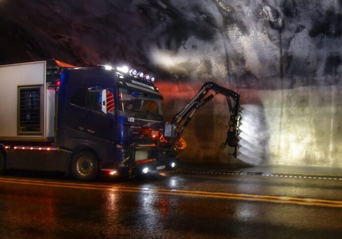 Tunnelvask er en av mange oppgaver som inngår i den omfattende drift- og vedlikeholdskontrakten med Statens vegvesen som gjelder fra september i år. (Foto: Ole Kristian Kjosbakken/Statens vegvesen)