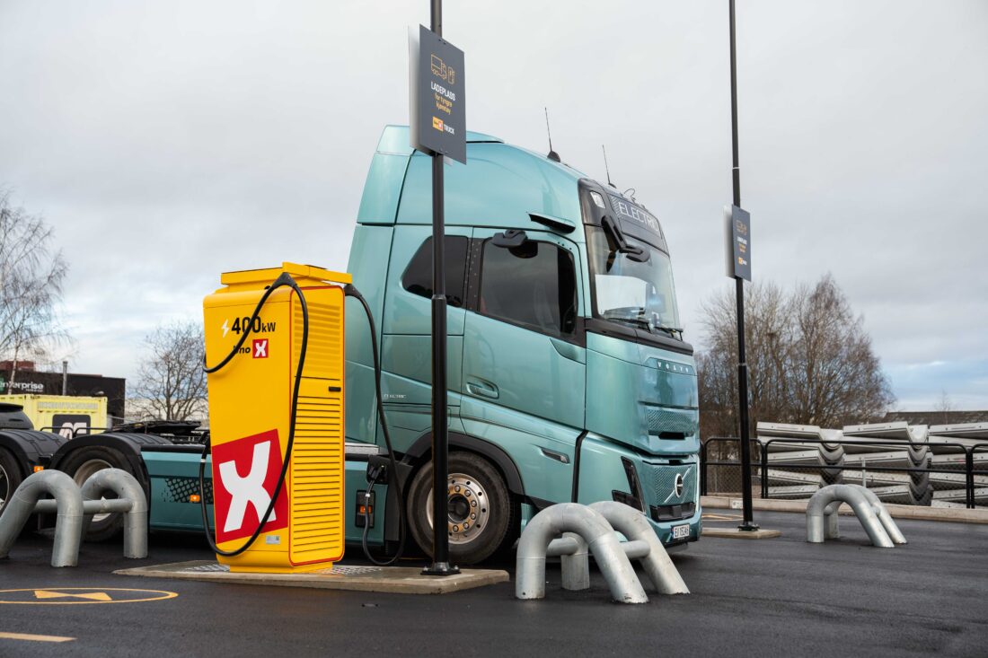 Kunde ved tungbilladeplassen hos Uno-X 7-Eleven Alfaset. (Foto: Uno-X Mobility)