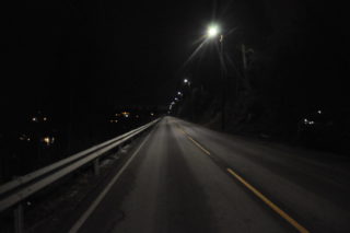 Lyset dimmes ned til 20 prosent styrke når det ikke er trafikk på veien. (Foto: Kjell Wold).