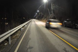 Full belysning er det kun når veien har trafikk. (Foto: Kjell Wold).
