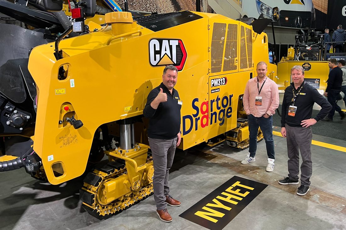 Pon-selger Rune Ask (t.v.) synes det er flott at Sartor Drange har valgt Cat-fres når de nå har kjøpt større fres. Bjørn Ove Hetlevik (i midten) og «valsekongen» Glenn Thorén. (Foto: Njål Hagen)