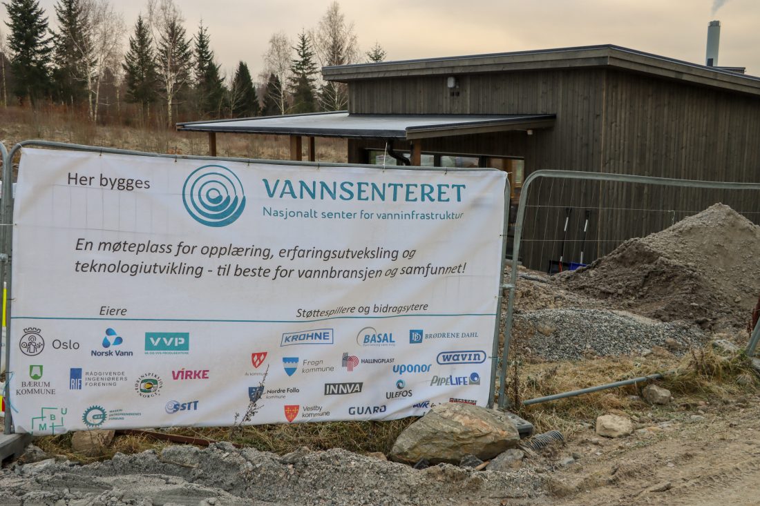 Banner med logo til eiere, bidragsytere og støttespillere. (Foto: Njål Hagen)
