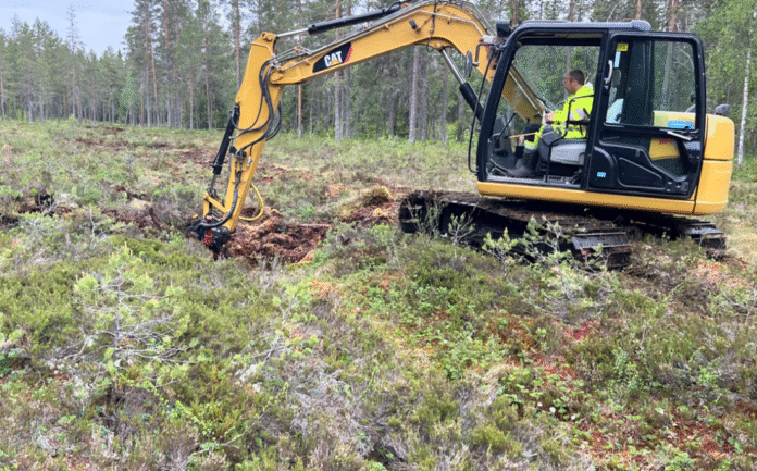 Gravemaskin i myr|