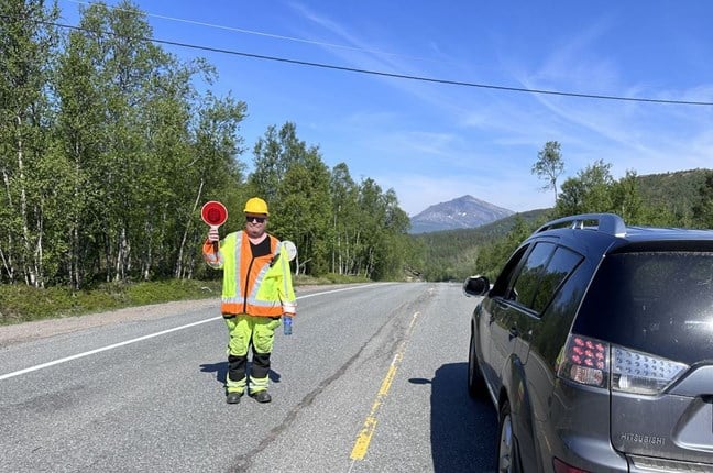 Når det er veiarbeid er farten satt ned og det kan bli litt venting. Vær tålmodig, pust med magen, følg skiltingen og signalene fra Vegar Beid og kollegaene. (Foto: Eli Ramstad/Statens vegvesen)