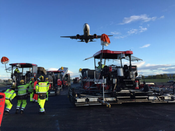 Veidekke har hatt kontinuerlig asfalt- og anleggsarbeider på Oslo lufthavn siden 2014, (bildet er fra mai 2015). I sommer skal selskapet reasfaltere den 2380 m lange og 45 m brede østre rullebanen. (Foto: Veidekke).