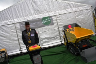 Salgsdirektør Roy Hagen demonstrerer en av Wacker Neusons nykommere, stamperen AS 50.