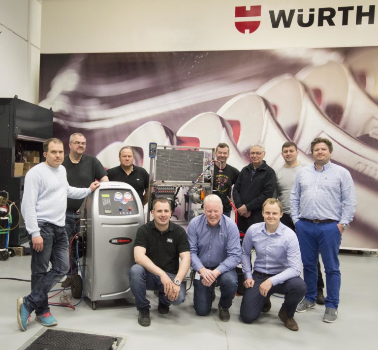 Teamskolen er etablert og de første kursene er allerede i gang. Würth Norge AS og Team Verksted samarbeider om kompetanseoverføring i tillegg til verktøy og materiell. (Foto: Würth Norge AS).