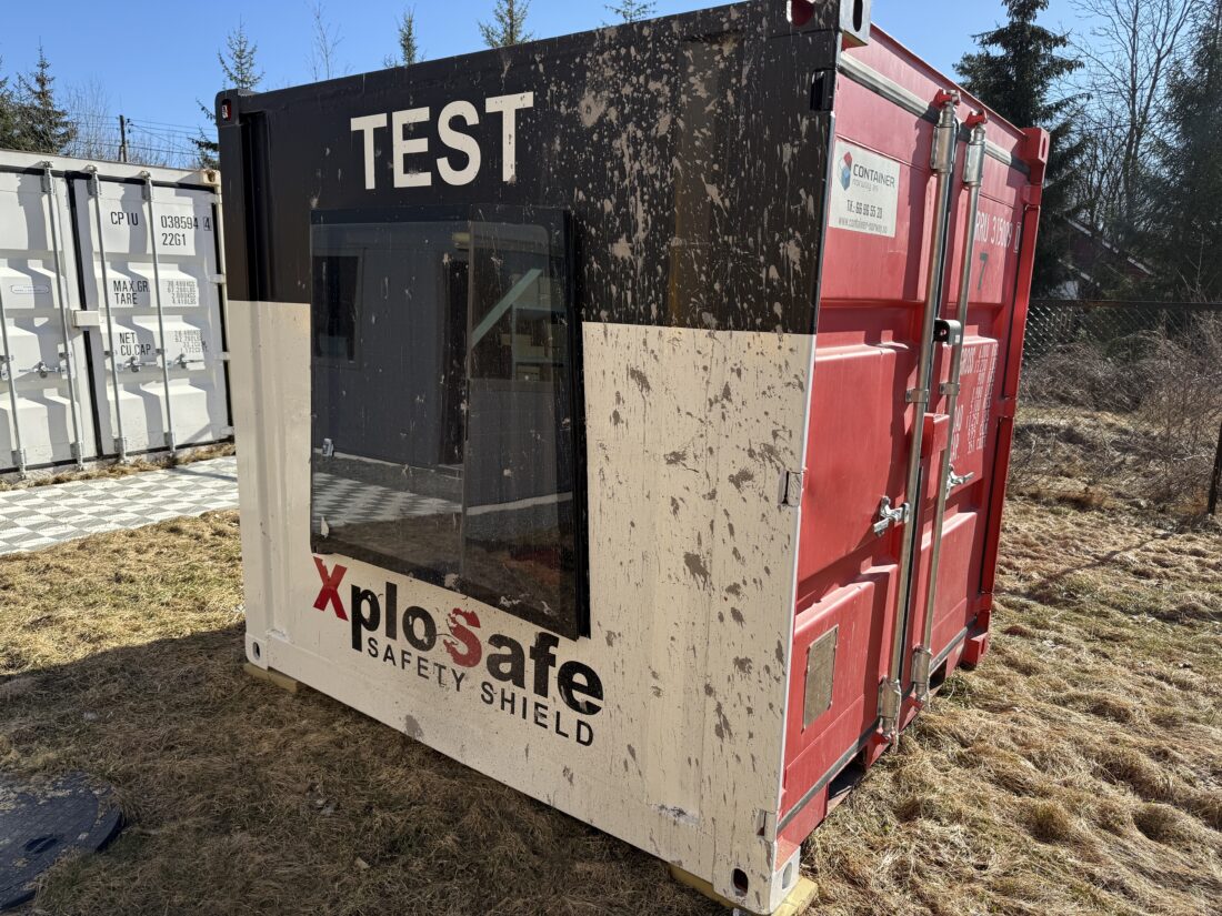 Standard EN 13124-2: Sikkerhetsglasset ble montert i en container, og så ble tre kilo dynamitt plassert tre meter fra ruta og fyrt av. (Foto: Njål Hagen)
