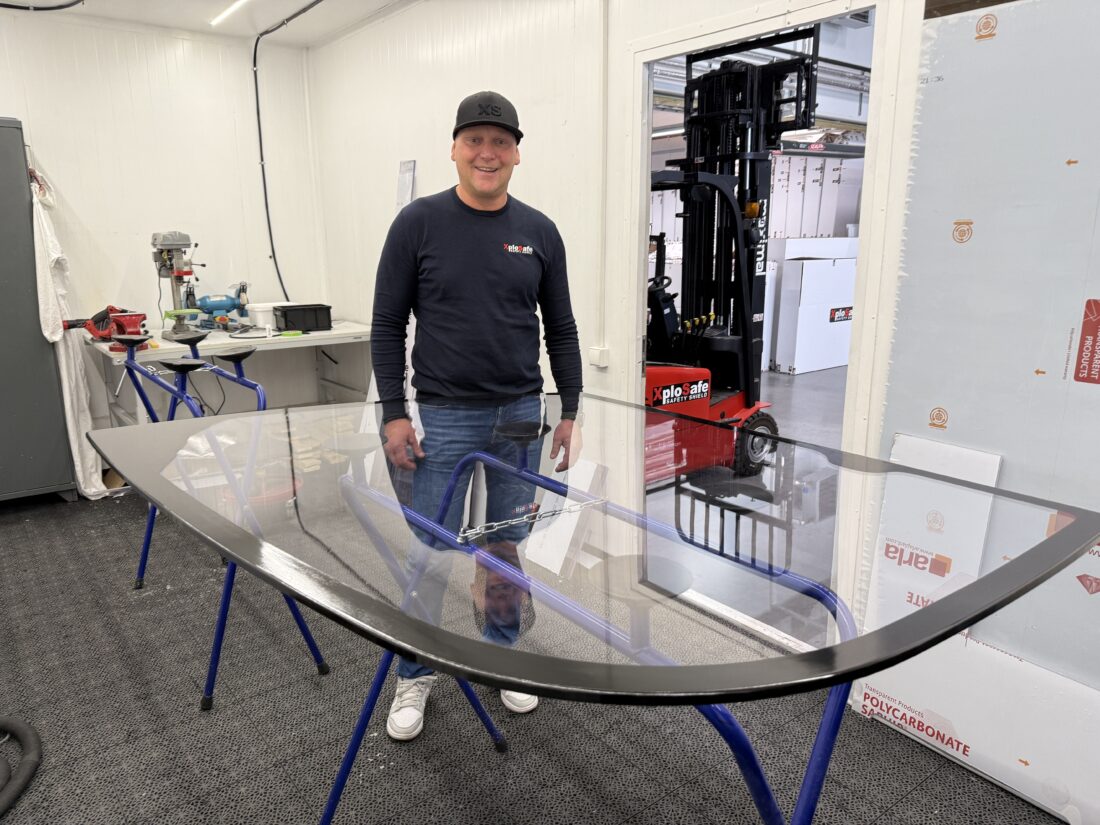 Polykarbonat er 300 ganger sterkere enn glass i samme tykkelse, og Xplosafe bruker 12 mm tykke plater i rutene. I tillegg legges det på en coating på begge sider for å hindre riper og som reduserer UV-stråler. (Foto: Njål Hagen)