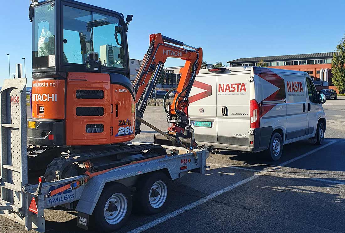 Hitachi minigraver på tilhenger.