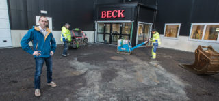 Christian Beck ved uferdig inngangsparti