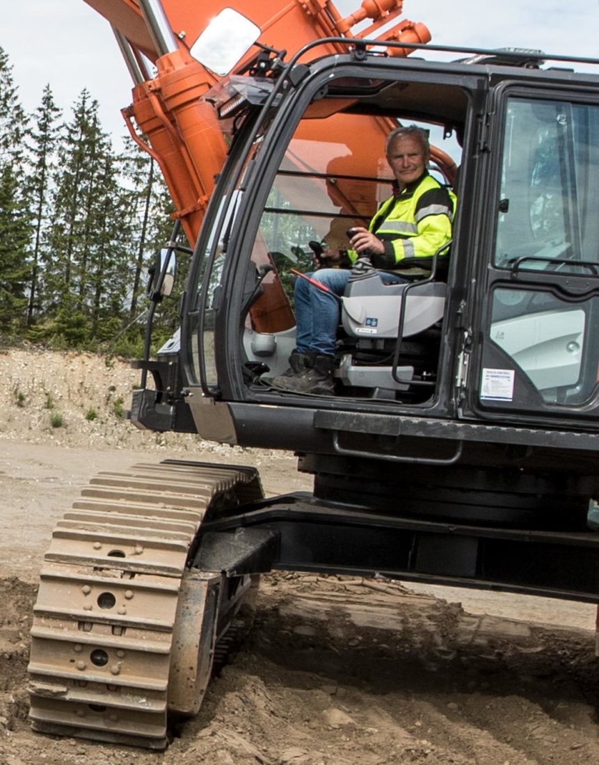 Sigurd Furulund i gravemaskin