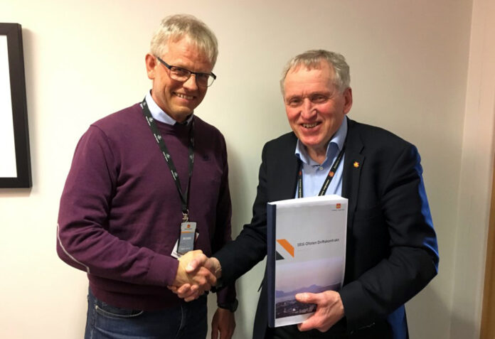Fra venstre, Lars Reitan, daglig leder i Svevia Norge AS, og Torbjørn Naimak, regionvegsjef i Statens vegvesen Region nord. (Foto: Statens vegvesen).