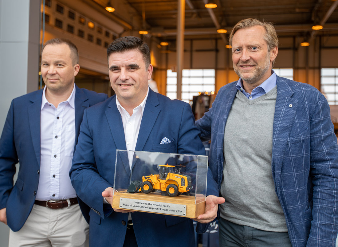 Tre karer og en hjullastermodell