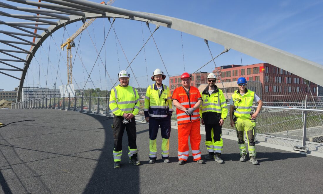 Stolte prosjektledere: f.v.: Paul Karlsen (Nordic Crane) Geir Mosaker (Leirvik), Torstein Ryeng (Statens vegvesen), Thomas Reed (COWI) og Alexander Winsnes (Winsnes). (Foto: Statens vegvesen)