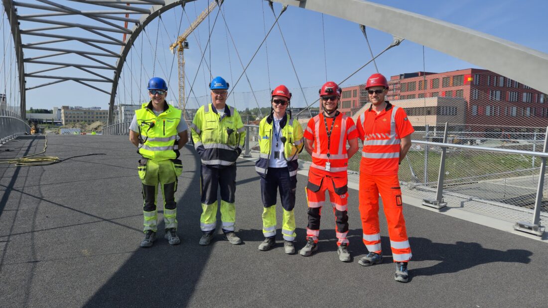 Teamet som har ledet arbeidet med løftingen av Hangarbrua, f.v.: Alexander Winsnes (Winsnes AS). Kurt Westerheim (Leirvik AS), Emil Sagenes (Leirvik AS), Vegard Thorvaldsen (Statens vegvesen), Martin Myhre (Statens vegvesen). (Foto: Statens vegvesen)