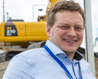 Kjell Kåre Espedal, salgssjef for gravemaskiner i Hesselberg Maskin. Her på Komatsus demofelt på Bauma i 2013.