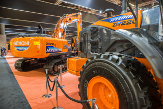 Hitachi hybrid graver og hjullaster