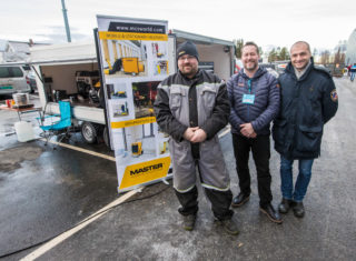 Bjarne Tovang og Erik Abrahamsen i KCL, sammen med Alberto Scorretti fra varmekanonprodusenten Master.