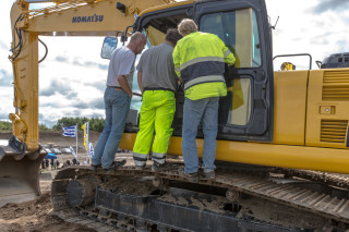 Komatsuen med IMC-systemet ble demonstrert våren 2013 på Hovinmoen. 