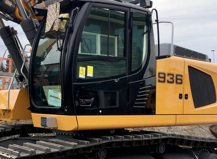 MØRK: Denne Leibherr 936 venter på boretårn før levering til kunde. Norges første med fabrikkmonterte – og godkjente – mørke vinduer. (Foto: Liebherr Norge)||