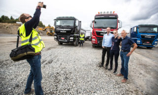 F.v. markedsdirektør Jon Eystein Lund, PR-rådgiver Katharina Fjeld og produktsjef Arne Tvenge. 