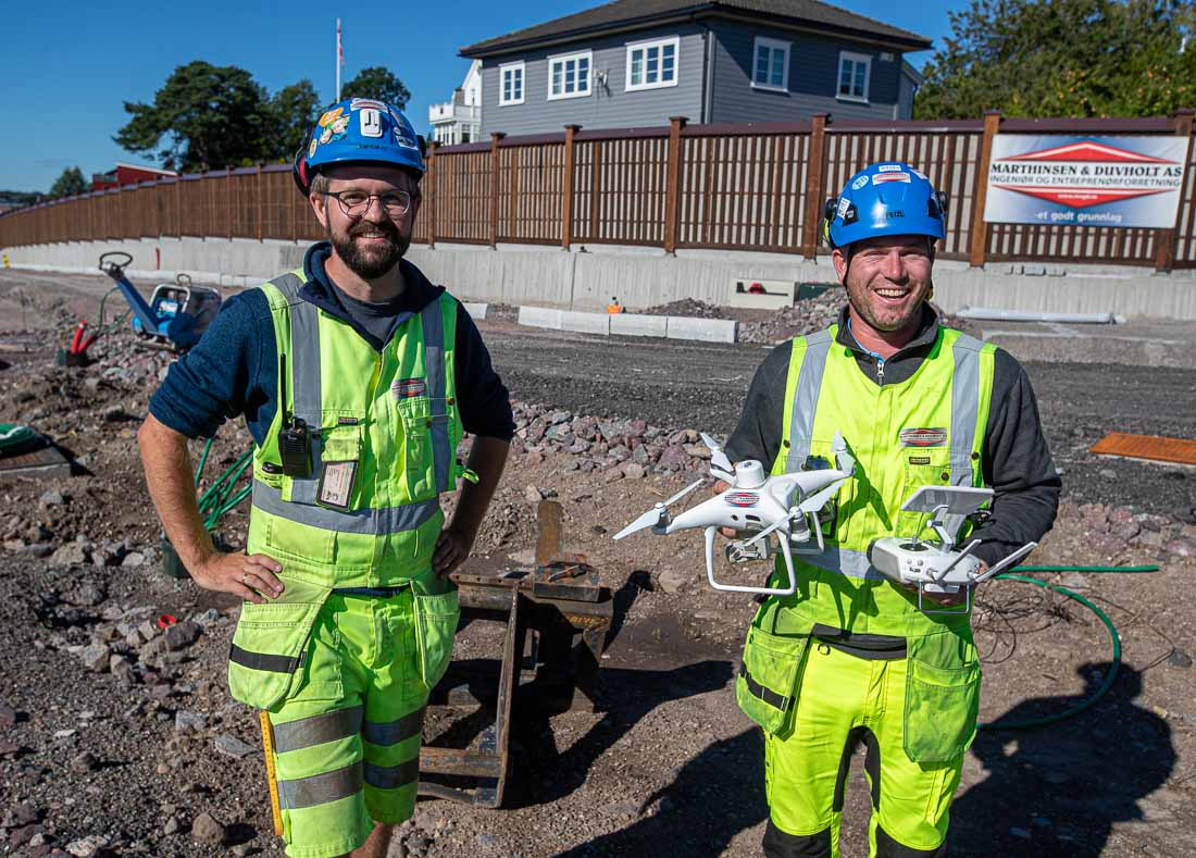 To karer på anlegg med drone