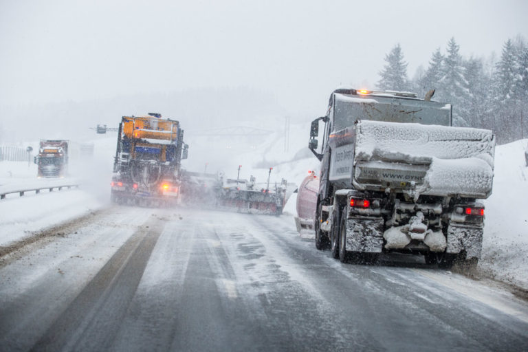 To biler rydder fire felt i ett sveip