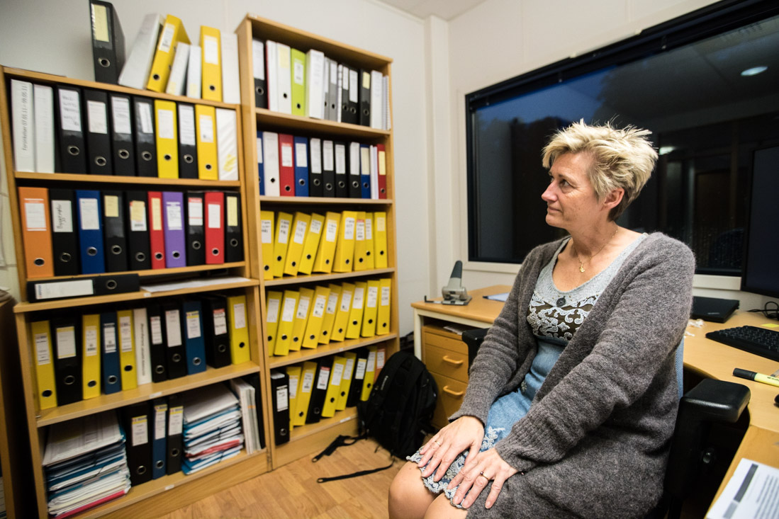 Mona Mortensen, daglig leder i Repstad Anlegg AS. Veggen med permer er dokumentasjon til tvistesaken mot Statens vegvesen.