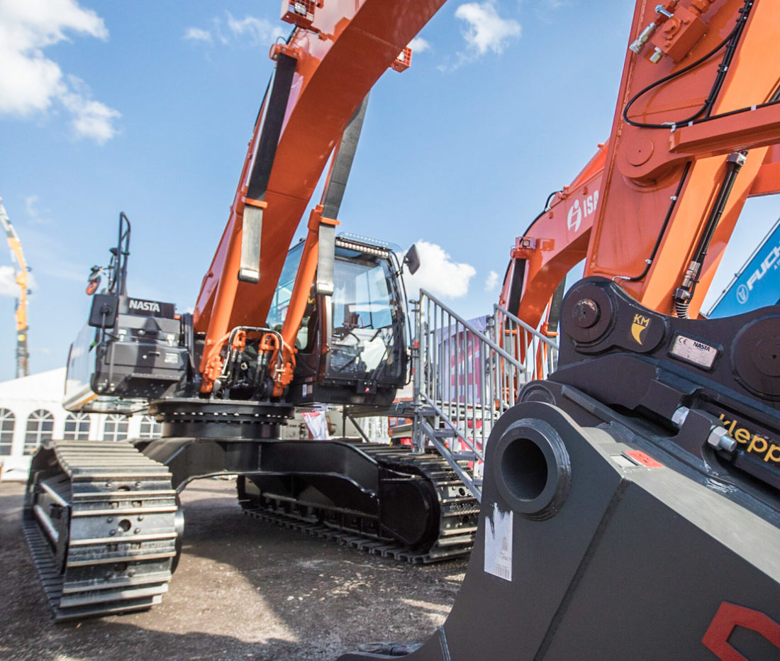 Hitachi ZX350 med bredere og høyere undervogn.