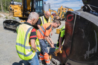 PRODUKSJONSMASKIN: Siste klargjøring, med montering av sidekniver på den 3200 liter store Gjerstad-skuffen