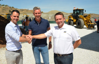 (bilde) AVTALE: F.v. salgssjef Rogier Tonies i Caterpillar Worktools Europa, daglig leder Tor Kjetilson Moe i Gjerstad Products og Vilmundur Theodorsson. Sistnevnte er senior produktsjef for gravemaskiner i Pon Equipment AS. (Foto: Pon)