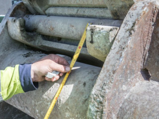 TRANGT: Enkelte skuffer og andre redskaper (spesielt pigger) er så trange i HK-festet at det kan være vanskelig å træ dem på med krokene på de nye Klepp-festene.