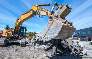 Cat 352F med dinglende skuff