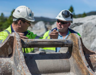SKUFFEPRAT: John Olav Skogland (t.h.) er maskinfører på Cat 352-en med det nye Klepp-festet. 